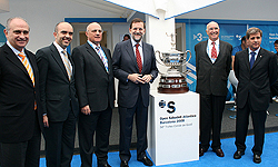 Rajoy junto a dirigentes políticos del PP y organizadores del Torneo de Tenis Conde de Godó