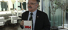 Josep Lluís Carod-Rovira, con un ejemplar de su libro 2014 (Foto: e-notícies)