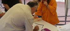 Ciudadanos en Castellar del Valles recogiendo firmas para el Manifiesto