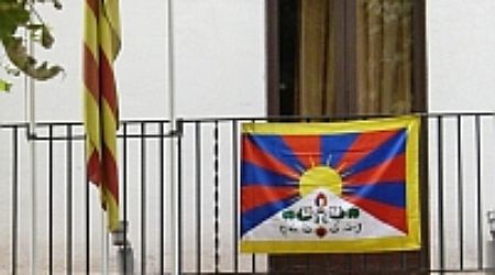 Balcón del Ayuntamiento de Arenys de Munt con la bandera del Tíbet