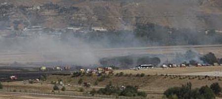 Bomberos intentan apagar el fuego producido por el accidente aéreo del aeropuerto de Barajas.
