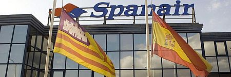 Banderas a media asta en la sede central de Spanair, en Mallorca