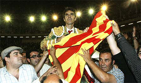 José Tomás sale a hombros de la Monumental con la bandera de Cataluña