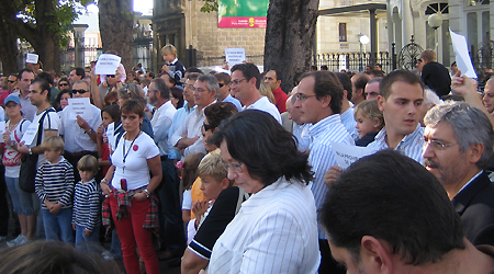 Concentración en Vitoria en favor de la elección de lengua vehicular en las escuelas del País Vasco, septiembre de 2008.