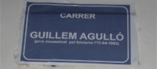 Placa de la plaza de la Constitución de Premiá de Mar ‘rebautizada’ como Guillem Agulló por Maulets
