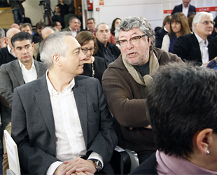 Navarro habla con Antonio Balmón, miembro de la dirección del PSC, durante el Comité Federal del PSOE (foto: PSOE).