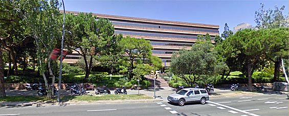 Sede central de la Consejería de Enseñanza de la Generalidad, uno de los trece edificios situados en Barcelona a los que la Generalidad ha rebajado el precio para intentar vender lo antes posible (foto: Google Maps).