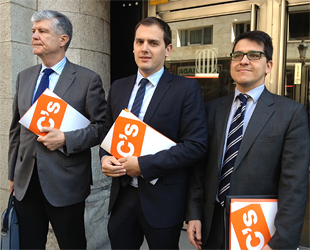 Alonso, Rivera y Espejo, a las puertas del TSJC, tras presentar el recurso contra la creación del consejo asesor de Mas para la convocatoria de un referendo secesionista (foto: Ciudadanos).