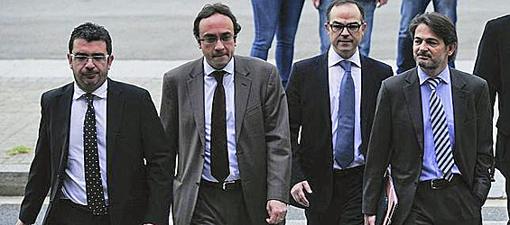 Oriol Pujol, a su llegada al TSJC, acompañado por el coordinador de régimen interno de CDC, Francesc Sánchez; el secretario de organización de CDC, Josep Rull, y el presidente de CiU en el Parlamento autonómico, Jordi Turull (foto: 'Abc').