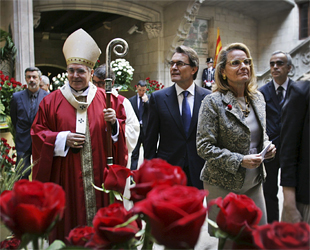 El cardenal arzobispo de Barcelona, Lluís Martínez Sistach, junto a Mas y su esposa, tras la misa en la capilla del Palacio de la Generalidad con motivo de la festividad de San Jordi (foto: Generalidad).
