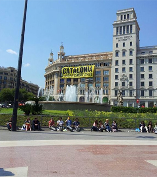 Pancarta mostrada en la Plaza de Cataluña, durante la festividad de San Jordi de 2013 (foto: LVdB).