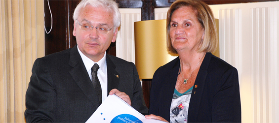 El consejero Ferran Mascarell entrega el informe de política lingüística de 2011 a la presidenta del Parlamento autonómico, Núria de Gispert (foto: Parlamento autonómico).