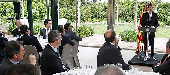 El presidente de la Generalidad, Artur Mas (a la izquierda), escucha atentamente la intervención del presidente del Gobierno, Mariano Rajoy, durante el acto de inauguración del Salón del Automóvil de Barcelona (foto: la Moncloa).