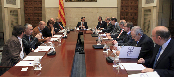 Reunión en el Palacio de la Generalidad entre los representantes de los sindicatos y las patronales autonómicas y Artur Mas, Felip Puig y Andreu Mas-Colell (foto: Generalidad).