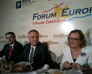 Pere Navarro, apunto de iniciar su conferencia en el Forum Europa, acompañado de Carme Valls i Llobet (foto: PSC).