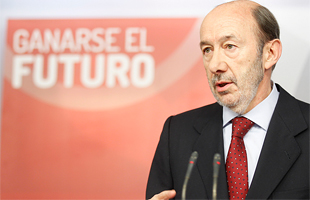 Rubalcaba, en rueda de prensa, tras la reunión de la Ejecutiva Federal del PSOE (foto: PSOE).
