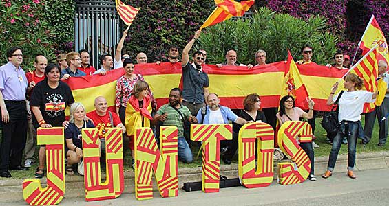 Voluntarios del Movimiento cívico de España y catalanes lanzan la campaña  ‘Welcome to Catalonia, a pearl of Spain’ (foto: http://espanyaicatala.blogspot.com.es).
