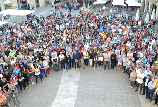 Concentración en la Plaza del Ayuntamiento de Igualada en contra de la agresión del joven Josep U. durante la noche de San Juan (foto: infoanoia.cat).