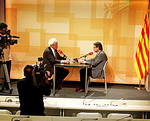 Del Olmo y Mas, durante la entrevista en el Palacio de la Generalidad (foto: Twitter).
