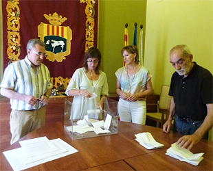Momento en el que se realiza el recuento de voto de la consulta popular en el Ayuntamiento (foto: lesborgesblanques.cat).