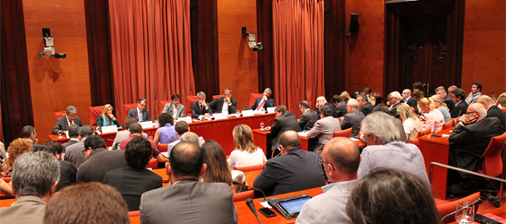 Mas, acompañado de Homs y Ortega, en la mes de la Comisión de Asuntos Institucionales del Parlamento autonómico, durante su comparecencia sobre el 'caso Palacio' (foto: Parlamento autonómico de Cataluña).