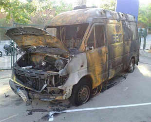 Una de las ambulancias quemadas en la protesta (foto: Twitter de @RaulMartnz).