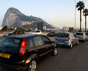 Cola de coches para entrar en Gibraltar (foto: 'The Guardian').